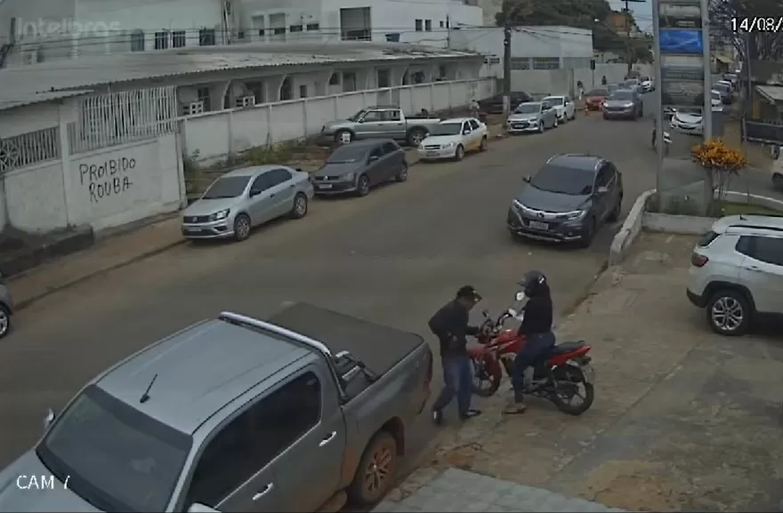 C Mera Flagra Criminoso Roubando Moto De Mulher Em Plena Luz Do Dia