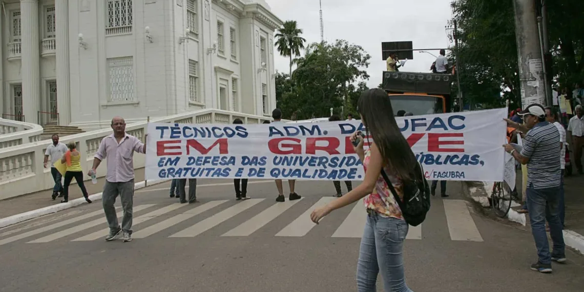 Técnicos administrativos da Ufac realizam passeata no Centro de Rio Branco