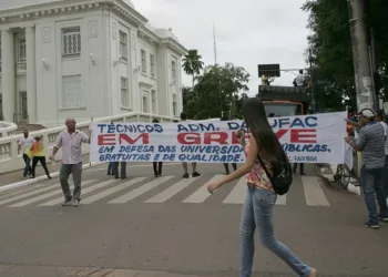 Técnicos administrativos da Ufac realizam passeata no Centro de Rio Branco