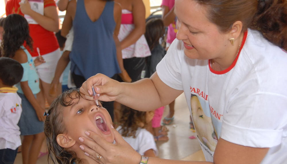 Criança recebe dose da vacina em posto de saúde