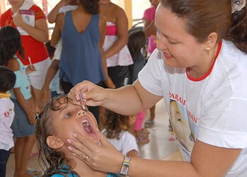Criança recebe dose da vacina em posto de saúde