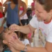 Criança recebe dose da vacina em posto de saúde