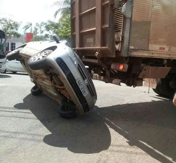 Carreta colide e arrasta carro estacionado na Avenida Ceará