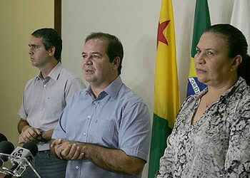Governador Tião Viana, ao lado de Alexandre e Suely Melo, em coletiva ontem