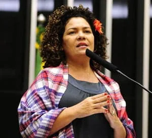 Perpétua garante que provas do Enem sejam aplicadas nos municípios acreanos mais distantes e isolados