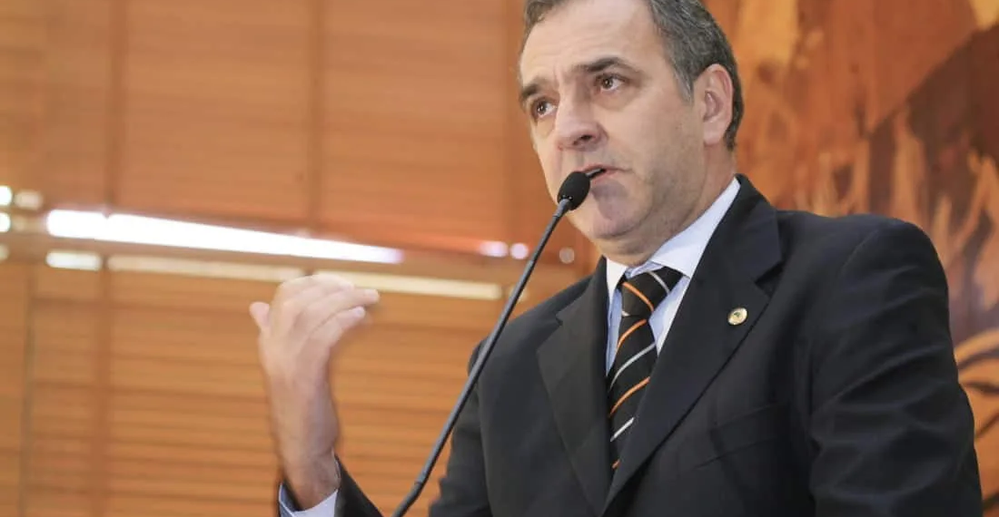 Tchê confirma convite da oposição, mas afirma que permanece na Frente Popular