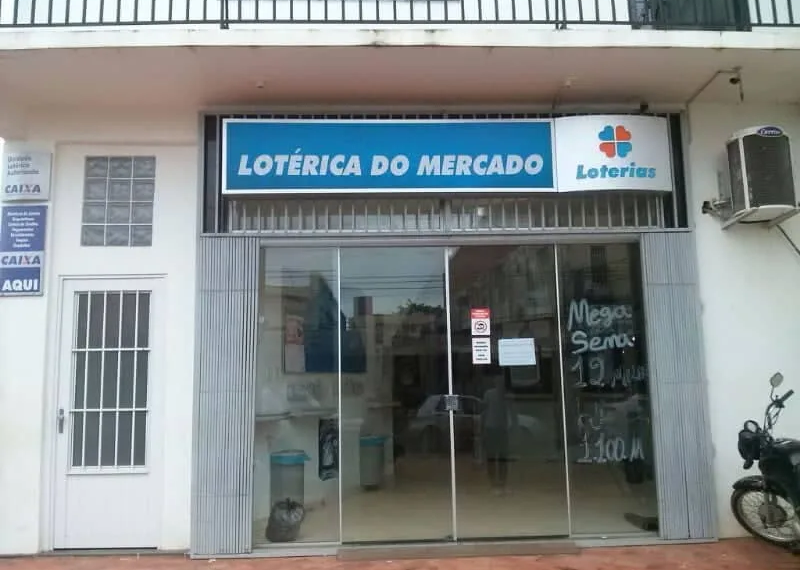 Criminosos se passaram por clientes antes de anunciar o assalto no local