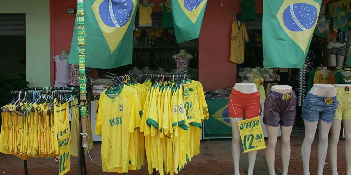 A um mês da Copa do Mundo, comércio já está em verde e amarelo