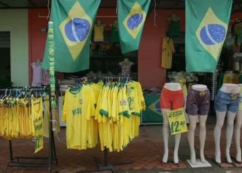 A um mês da Copa do Mundo, comércio já está em verde e amarelo