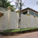 Bando armado escala muro de mais de cinco metros para assaltar casa