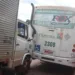Colisão entre ônibus e caminhão congestiona principal avenida de Rio Branco