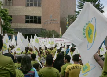 Cooperados realizam protesto no centro de Rio Branco