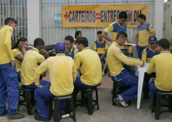 Trabalhadores dos Correios paralisam atividades por 24 horas para exigir novas contratações