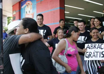 Campanha do abraço chama atenção no centro de Rio Branco