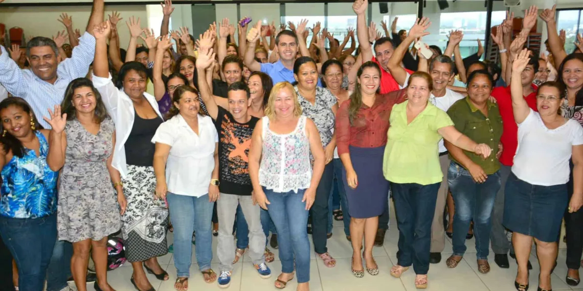 Servidores receberam decreto de efetivação em cerimônia