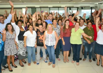 Servidores receberam decreto de efetivação em cerimônia