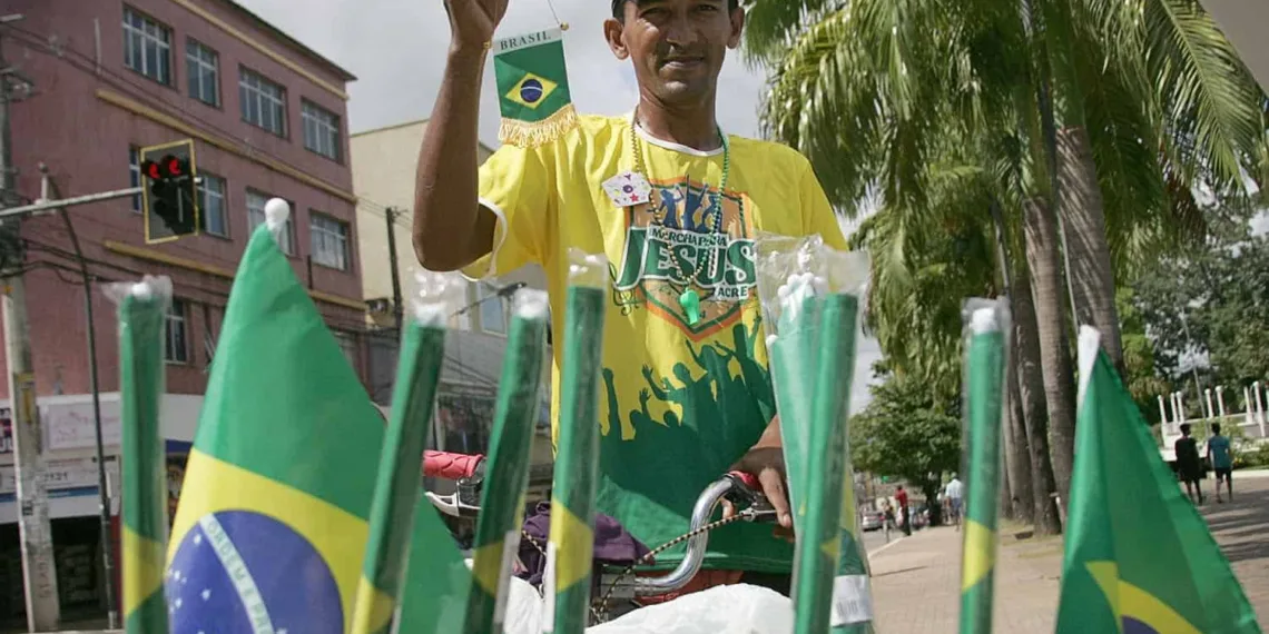 Efeito Copa do Mundo: Ambulante troca de ofício para ganhar extra durante o evento
