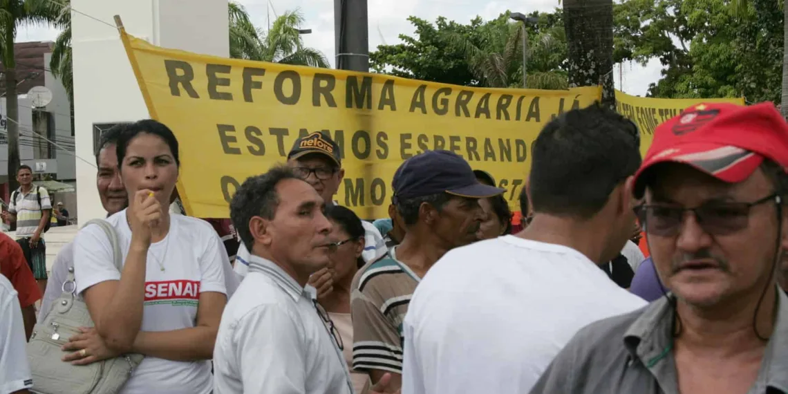 Antes de tumulto na Aleac produtores fecham rua exigindo reforma agrária