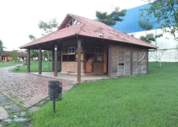Quiosque no Parque da Maternidade serve de abrigo para usuários de drogas e esconderijo para ladrões