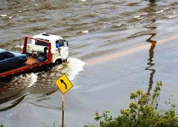 Rio Madeira sobe 12 cm, fica em 17,32m e volta a inundar trechos da BR 364