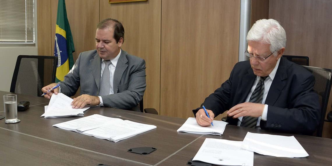 Governador assinou cinco convênios com o ministro Moreira Franco, da SAC
