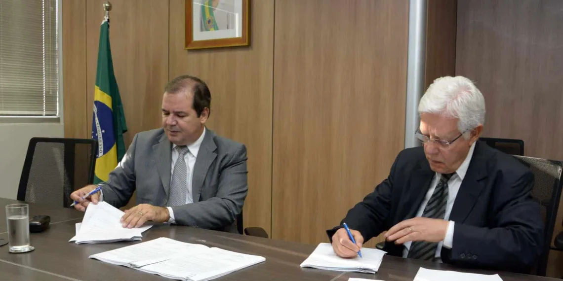 Governador assinou cinco convênios com o ministro Moreira Franco, da SAC