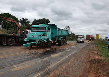 Frente da caçamba ficou destruída após o acidente