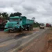 Frente da caçamba ficou destruída após o acidente