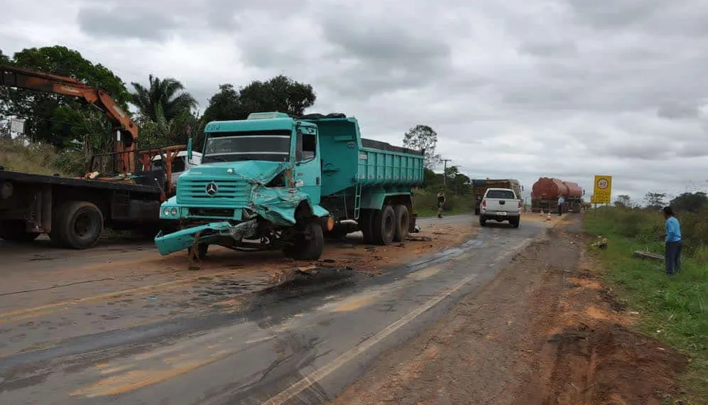 Frente da caçamba ficou destruída após o acidente