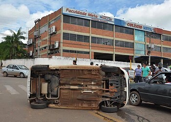 Carro teria batido de frente com outro, perto de colégio