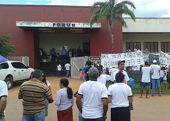 Sob protestos, PMs acusados de assassinato são ouvidos em Capixaba