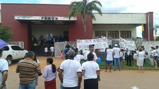 Sob protestos, PMs acusados de assassinato são ouvidos em Capixaba