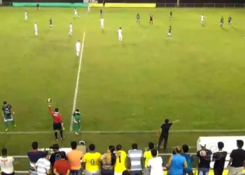 Jogador do Andirá é substituído no jogo contra o Náuas, no Arena do Juruá