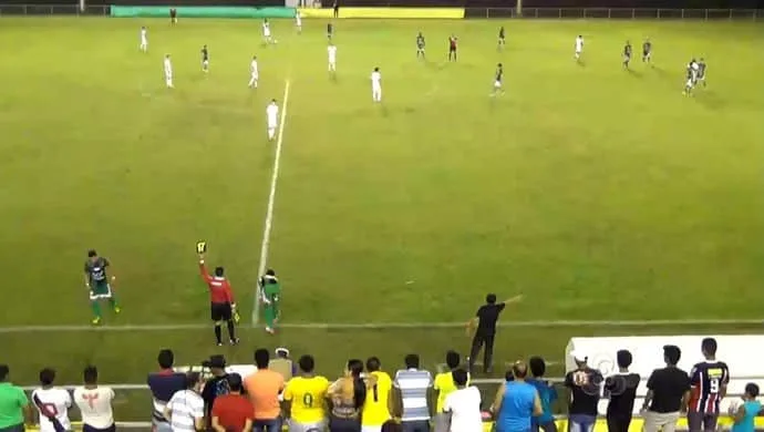 Jogador do Andirá é substituído no jogo contra o Náuas, no Arena do Juruá