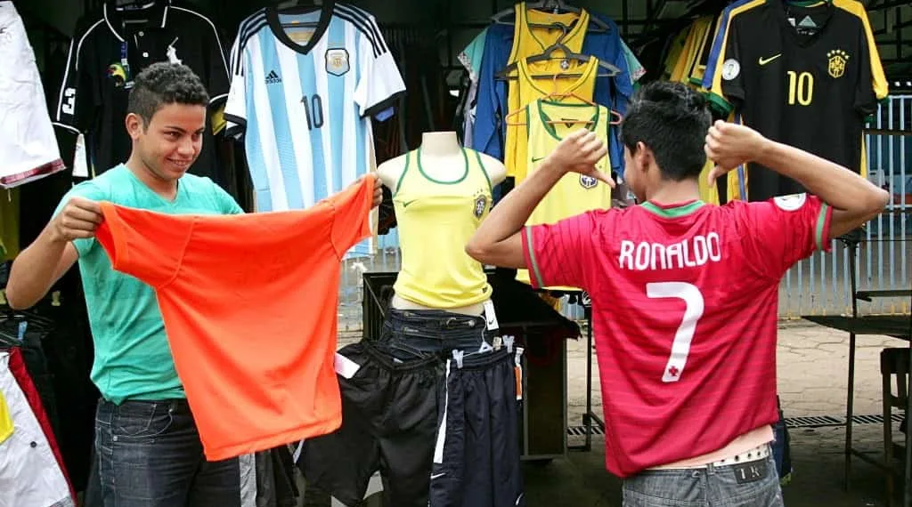 Vendas de camisas de outras seleções aquece comércio para alegria dos comerciantes