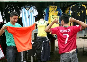 Vendas de camisas de outras seleções aquece comércio para alegria dos comerciantes