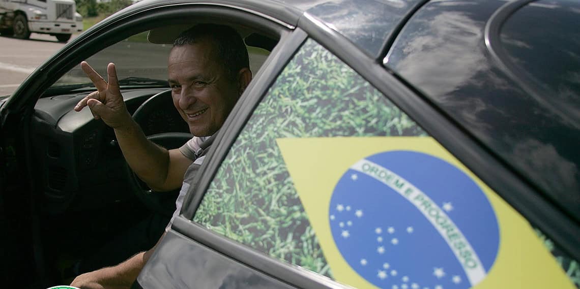 Marcos Mota decorou o automóvel com as cores do Brasil