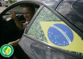 Marcos Mota decorou o automóvel com as cores do Brasil