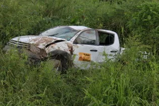 Caminhonete da Funasa capota várias vezes deixando um ferido