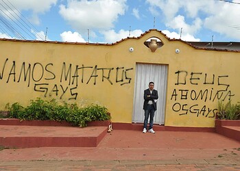 Pichação homofóbica assusta presidente da Ahac