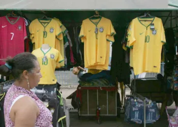 Mercado informal visa lucro com a venda de camisas da seleção brasileira