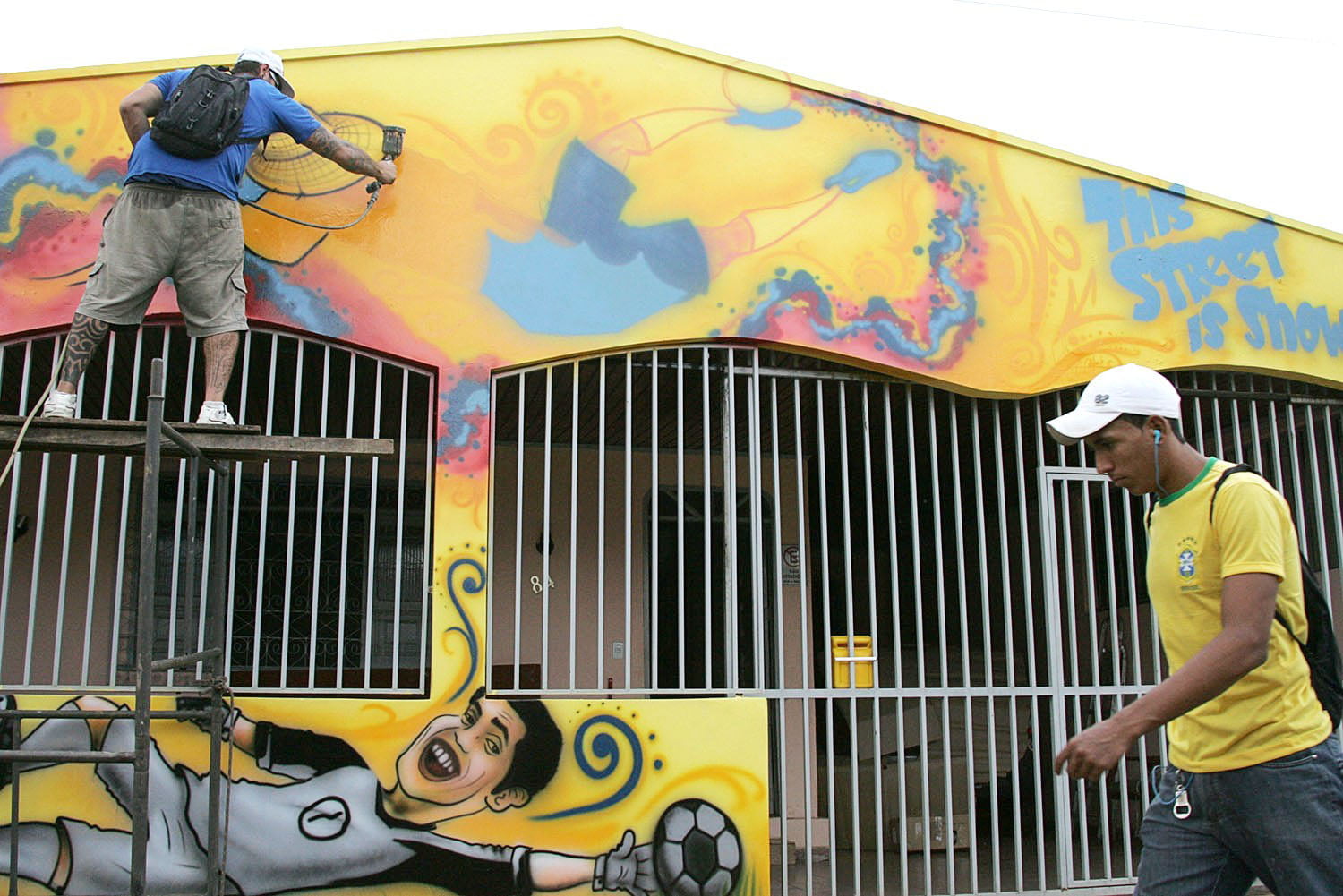 Casas da Rua Delmar Pismel, na Cohab do Bosque, se caracterizam para o Mundial