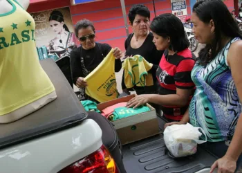 Consumidoras avaliam confecções com tema da Copa