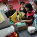 Consumidoras avaliam confecções com tema da Copa