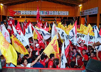 Militantes encheram ginásio de bandeiras