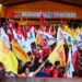 Militantes encheram ginásio de bandeiras