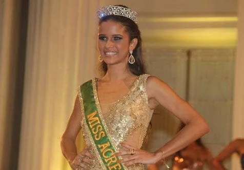 Iasmyne recebeu a faixa de miss e já desfilou com ela
