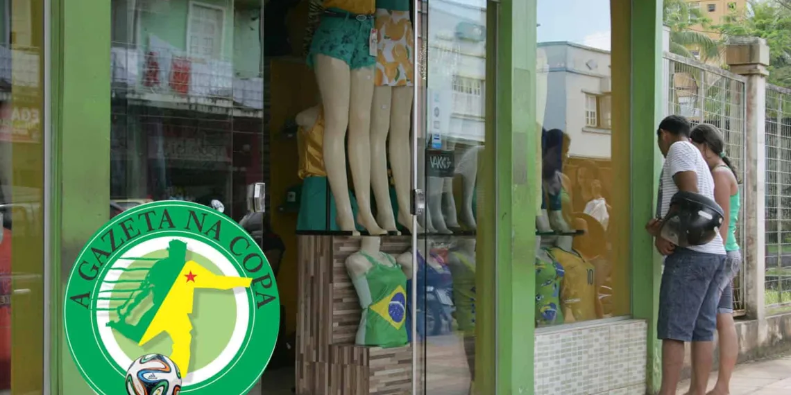 Cores do Brasil enfeitam vitrines das lojas da cidade