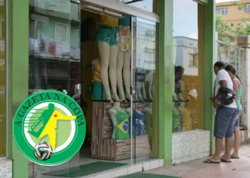 Cores do Brasil enfeitam vitrines das lojas da cidade