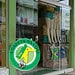 Cores do Brasil enfeitam vitrines das lojas da cidade
